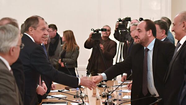 Foreign Minister Sergi Lavrov, second from left, and head of the united delegation of the High Negotiations Committee (HNC) Nasr al-Hariri, second from right, during a meeting in Moscow - Sputnik International