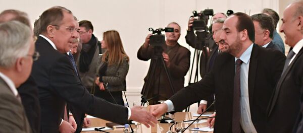 Foreign Minister Sergi Lavrov, second from left, and head of the united delegation of the High Negotiations Committee (HNC) Nasr al-Hariri, second from right, during a meeting in Moscow - Sputnik International