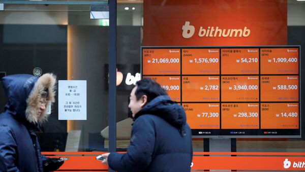 Men talk in front of an electric board showing exchange rates of various cryptocurrencies at Bithumb cryptocurrencies exchange in Seoul, South Korea, January 11, 2018 - Sputnik International