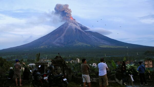 Residents watch the Mount Mayon volcano as it erupted anew in Daraga, Albay province, south of Manila, Philippines January 25, 2018 - Sputnik International