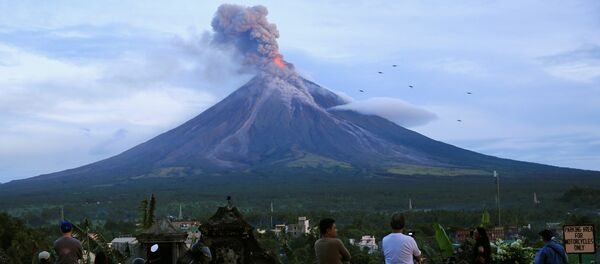 Residents watch the Mount Mayon volcano as it erupted anew in Daraga, Albay province, south of Manila, Philippines January 25, 2018 - Sputnik International