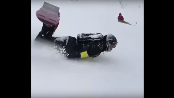 The snowboarder has slid from Elbrus on a stomach - Sputnik International