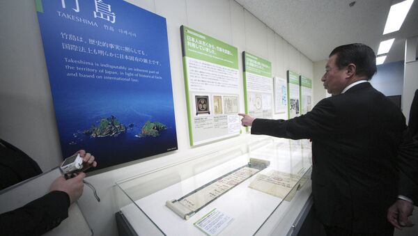 Tetsuma Esaki, minister in Charge of Territorial Issues, watches a photo of the island known as Takeshima in Japanese and as Dokdo in Korean, claimed by both Japan and South Korea, at the National Museum of Territory and Sovereignty in Tokyo Thursday, Jan. 25, 2018 - Sputnik International
