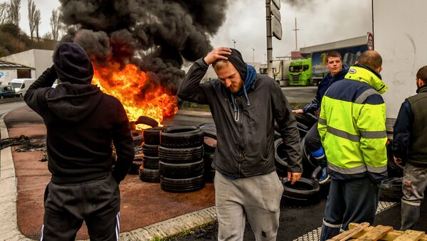 Fishermen from the French city of Boulogne burn tyres and block access to the port of Boulogne-sur-Mer on January 25, 2018, as they protest against 'pulse fishing' practiced by Dutch fishermen. French fishermen blocked the port of Calais, preventing cross-Channel ferries arriving or departing, and a road leading to the port of Boulogne-sur-Mer, about 30 kilometres (20 miles) southwest of Calais, to demand a ban on electric pulse fishing in the North Sea - Sputnik International
