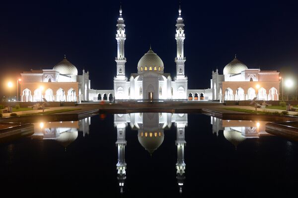 Ak Jami Mosque in the city of Bolgar is seen here during the Izge Bolgar Cıyenı holiday marking the day of Volga Bulgaria's official conversion to Islam Ak Jami Mosque in the city of Bolgar is seen here during the Izge Bolgar Cıyenı holiday marking the day of Volga Bulgaria's official conversion to Islam - Sputnik International