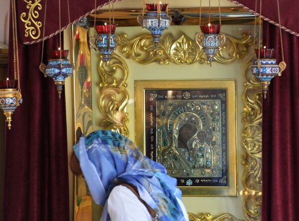 Believers by the Icon of Our Lady of Kazan in the Church of the Exaltation of the Holy Cross at the Kazan Monastery of Our Lady Believers by the Icon of Our Lady of Kazan in the Church of the Exaltation of the Holy Cross at the Kazan Monastery of Our Lady - Sputnik International