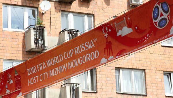 A poster with 2018 FIFA World Cup emblems overhanging a road in Nizhny Novgorod - Sputnik International