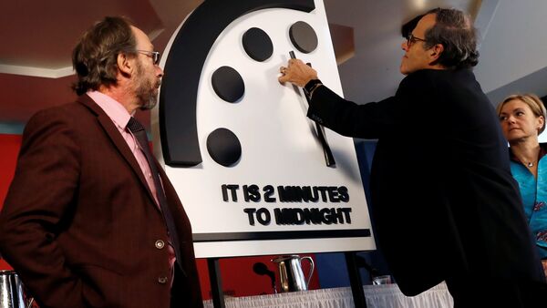 Members of the Bulletin of the Atomic Scientists, (L-R), Lawrence Krauss, Robert Rosner and Sharon Squassoni move the 'Doomsday Clock' hands to two minutes until midnight at a news conference in Washington, U.S. January 25, 2018 - Sputnik International