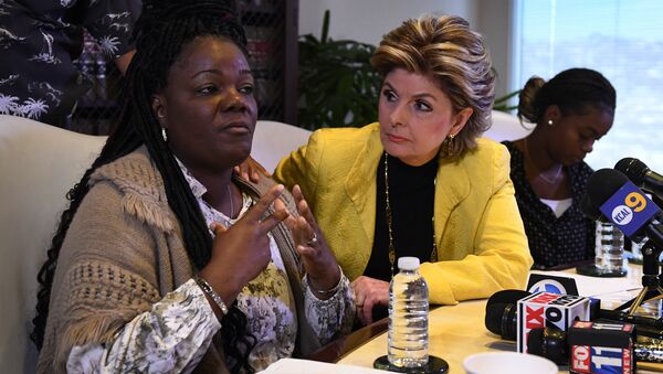 Essie Grundy (L) sits beside attorney Gloria Allred as they announce their race discrimination lawsuit against retail giant Walmart in Los Angeles, California on January 26, 2018 - Sputnik International