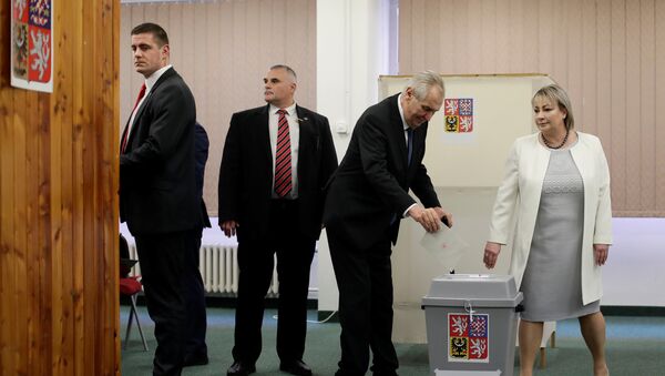 Incumbent president Milos Zeman casts his vote at a polling station during the second round of the presidential election in Prague, Czech Republic January 26, 2018 - Sputnik International
