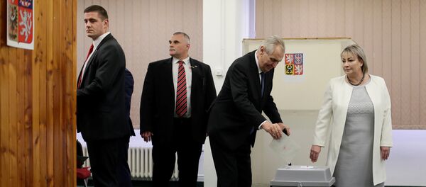 Incumbent president Milos Zeman casts his vote at a polling station during the second round of the presidential election in Prague, Czech Republic January 26, 2018 - Sputnik International