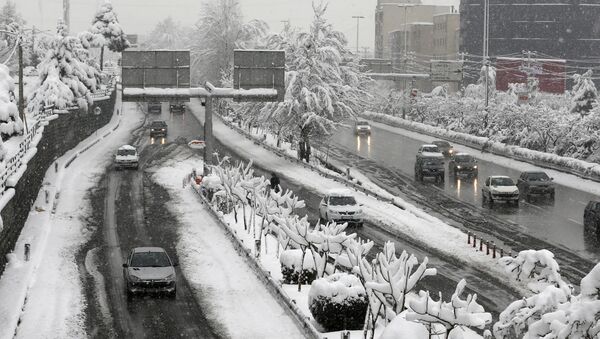 A picture taken on January 28, 2018 shows roads covered in snow in the Iranian capital Tehran - Sputnik International