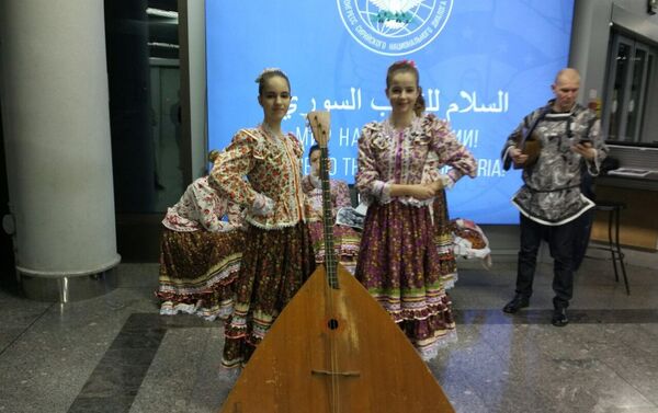The arriving guests at Syrian National Dialogue Congress received Russia's traditional greeting. - Sputnik International