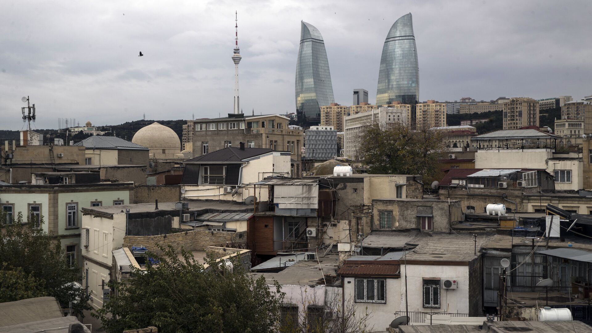 A view of the Old City with the Flame Towers skyscrapers in background in Baku, Azerbaijan, Wednesday, Nov. 23, 2017 - Sputnik International, 1920, 16.05.2022