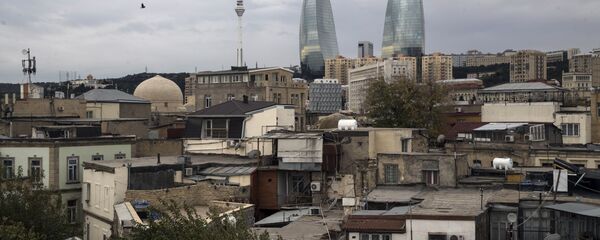 A view of the Old City with the Flame Towers skyscrapers in background in Baku, Azerbaijan, Wednesday, Nov. 23, 2017 - Sputnik International