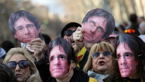 Pro-independence demonstrators wear and hold up masks depicting former regional president Carles Puigdemont during a protest outside the regional parliament in Barcelona, Spain, January 30, 2018 - Sputnik International