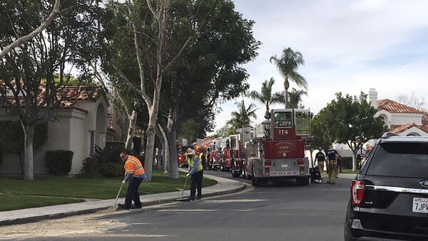 Crews clean up near where a helicopter crashed into a house in Newport Beach, Calif., Tuesday, Jan. 30, 2018 - Sputnik International
