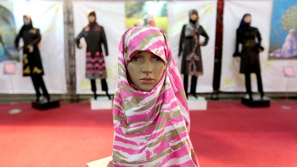 A headscarf is displayed on a mannequin at the Islamic fashion exhibit in central Tehran on December 18, 2014 - Sputnik International