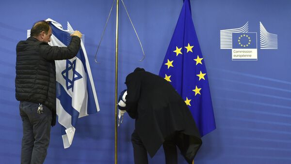 Employees of the European Commission remove the Israeli flag (File) - Sputnik International