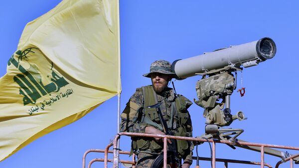 Hezbollah fighter stands at a watchtower (File) - Sputnik International