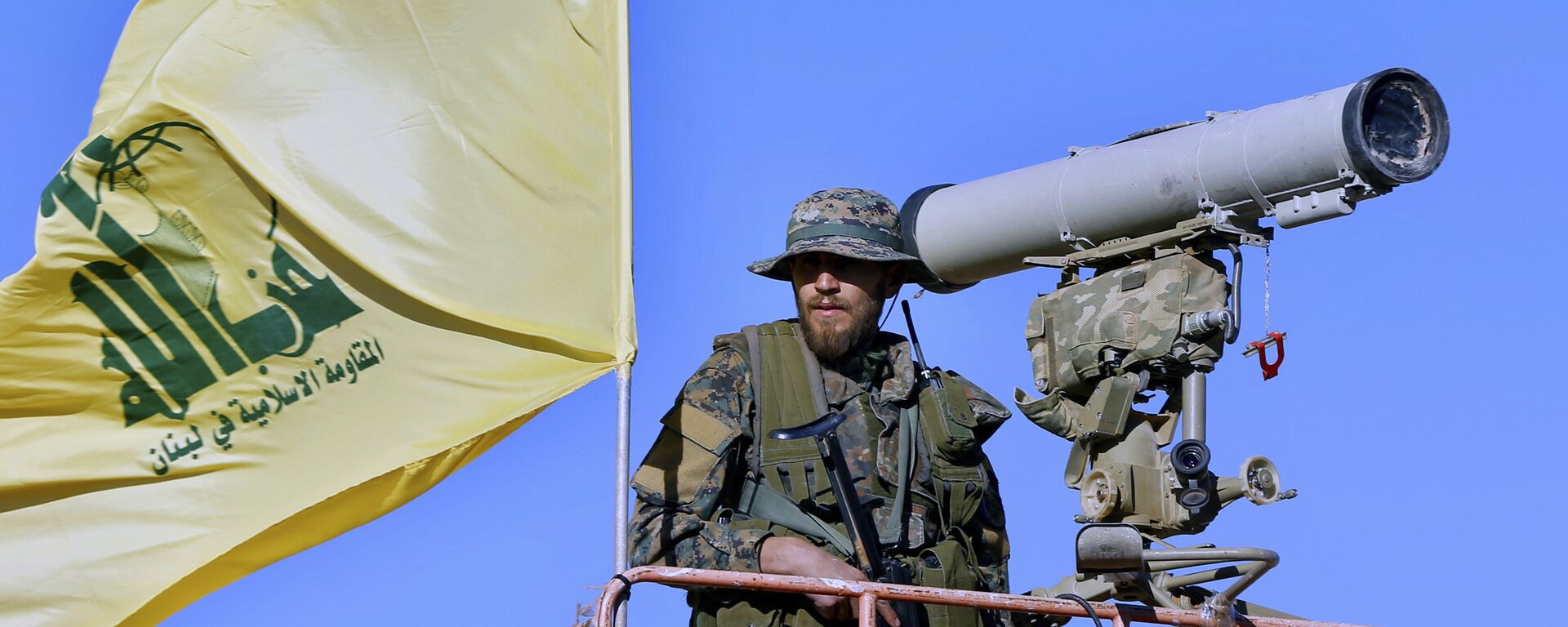 Hezbollah fighter stands at a watchtower (File) - Sputnik International, 1920, 08.10.2023