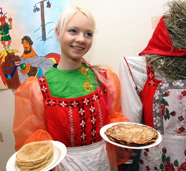 Pancake week in Vladivostok's professional vocational school N43. Its student is demonstrating old fashioned Russian pancakes. Pancake week in Vladivostok's professional vocational school N43. Its student is demonstrating old fashioned Russian pancakes. - Sputnik International