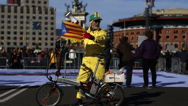A man with an 'Estelada', the pro-independence Catalan flag, attached to his bicycle attends a concert in support of the politicians and civil leaders imprisoned at the Plaza Espanya square in Barcelona, Sunday, Dec. 3, 2017 - Sputnik International