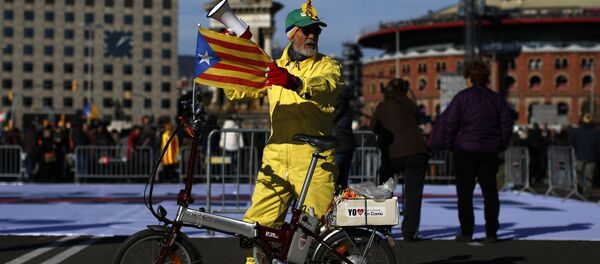 A man with an 'Estelada', the pro-independence Catalan flag, attached to his bicycle attends a concert in support of the politicians and civil leaders imprisoned at the Plaza Espanya square in Barcelona, Sunday, Dec. 3, 2017 A man with an 'Estelada', the pro-independence Catalan flag, attached to his bicycle attends a concert in support of the politicians and civil leaders imprisoned at the Plaza Espanya square in Barcelona, Sunday, Dec. 3, 2017 - Sputnik International