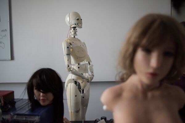 This photo taken on February 1, 2018 shows robots in a lab of a doll factory of EXDOLL, a firm based in the northeastern Chinese port city of Dalian - Sputnik International