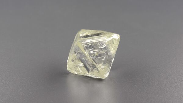 The second of the two large diamonds found at an Alrosa mine, this one coming in at 85.62 carats. - Sputnik International