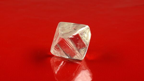 One of the two large diamonds found at the Yubileynaya mine in Yakutia. - Sputnik International