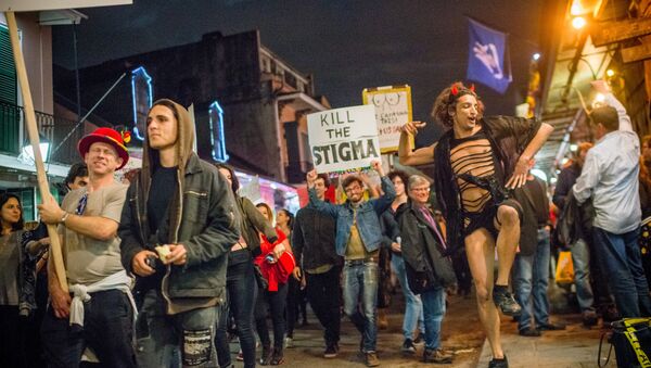 Strip club dancers, workers, and supporters march in in New Orleans on February 1, 2018, to protest the recent police raids that cited and closed several strip clubs on Bourbon Street - Sputnik International