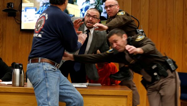 Randall Margraves (L) lunges at Larry Nassar (wearing orange) a former team USA Gymnastics doctor who pleaded guilty in November 2017 to sexual assault charges, during victim statements of his sentencing in the Eaton County Circuit Court in Charlotte, Michigan - Sputnik International
