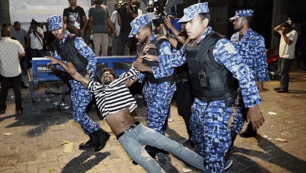 Maldivian police officers detain an opposition protestor demanding the release of political prisoners during a protest in Male, Maldives, Friday, Feb. 2, 2018 - Sputnik International
