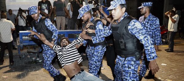 Maldivian police officers detain an opposition protestor demanding the release of political prisoners during a protest in Male, Maldives, Friday, Feb. 2, 2018 - Sputnik International