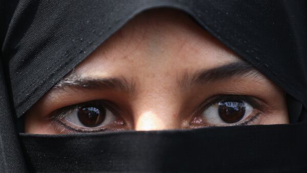 A veiled Iranian woman wearing hijab - Sputnik International