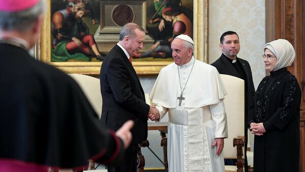 Pope Francis greets Turkish President Tayyip Erdogan and his wife Emine during a private audience at the Vatican, February 5, 2018 - Sputnik International