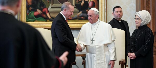 Pope Francis greets Turkish President Tayyip Erdogan and his wife Emine during a private audience at the Vatican, February 5, 2018 - Sputnik International