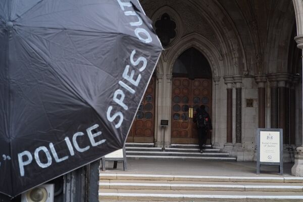 Inquiry Participant Enters Royal Court of Justice, London Inquiry Participant Enters Royal Court of Justice, London - Sputnik International