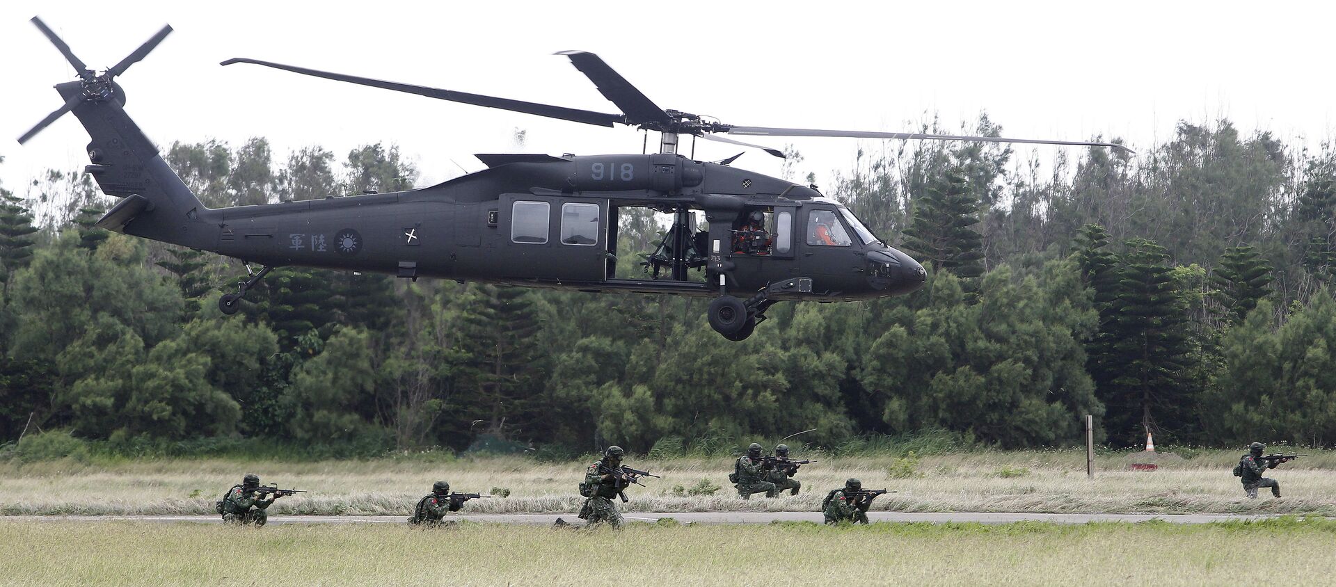 Soldiers from Taiwan's special forces exit from a UH-60 Black Hawk helicopter during the annual Han Kuang exercises on the outlying Penghu Island, Taiwan, Thursday, May 25, 2017 - Sputnik International, 1920, 17.08.2021