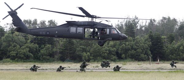 Soldiers from Taiwan's special forces exit from a UH-60 Black Hawk helicopter during the annual Han Kuang exercises on the outlying Penghu Island, Taiwan, Thursday, May 25, 2017 - Sputnik International