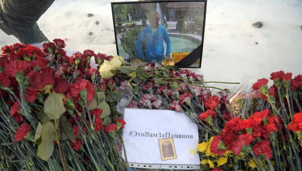 Flowers in memory of killed pilot Roman Filipov at Russian Defense Ministry - Sputnik International