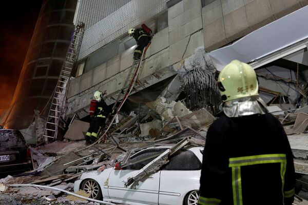 A fireman works at a collapses building after earthquake hit Hualien, Taiwan February 7, 2018 - Sputnik International