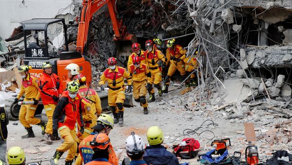 Rescuers run out of a hotel during an aftershock after an earthquake hit Hualien, Taiwan February 7, 2018 - Sputnik International