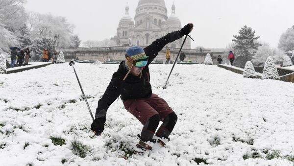 A man is skiing on the snow-covered Montmartre hill in front of the Basilica of the Sacred Heart (Basilique du Sacre-Cœur) on February 6, 2018 in Paris - Sputnik International