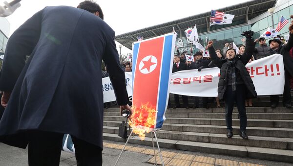A member of a South Korean conservative civic group burns a North Korean national flag during a protest opposing North Korea's participation in the 2018 Pyeongchang Winter Olympics, in Seoul, South Korea, January 22, 2018 - Sputnik International