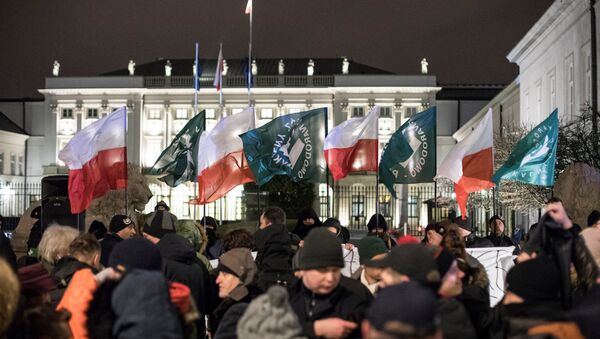 Supporters of the far-right National Radical Camp (ONR) gather in support of the Holocaust bill in front of the Presidential Palace in Warsaw, February 5, 2018 - Sputnik International