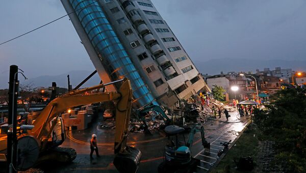 A damaged residential building is seen after an earthquake hit Hualien, Taiwan February 7, 2018 - Sputnik International