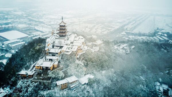 An aerial view of Langshan Mountain after snowfall in Nantong in China's eastern Jiangsu province on January 25, 2018 - Sputnik International