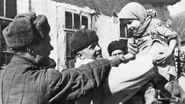 Red Army soldiers and residents of village they liberated during the 1941-1945 Great Patriotic War - Sputnik International